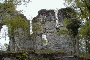 Руины древнего храма в Лоо
